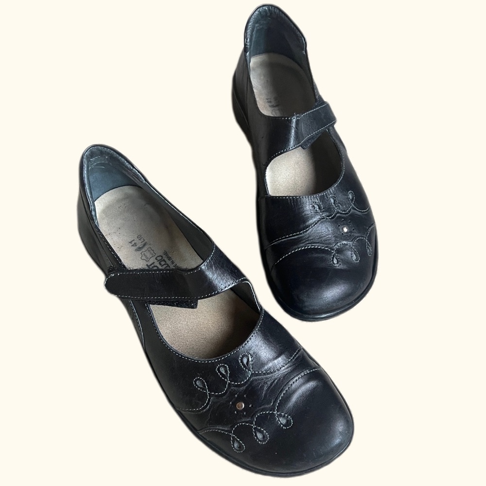 Naot flats